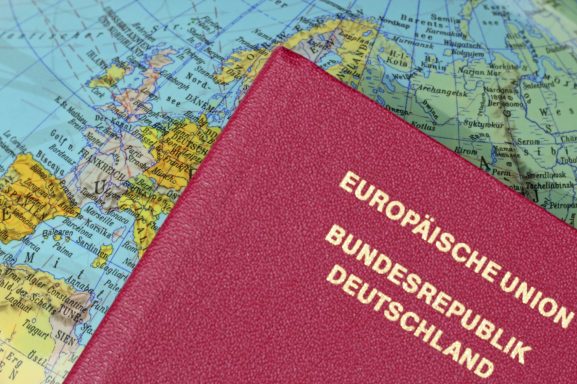 Roter Reisepass mit der Aufschrift "Europäische Union" und "Bundesrepublik Deutschland".