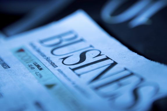 Nahaufnahme einer Zeitung mit dem Titel "BUSINESS".