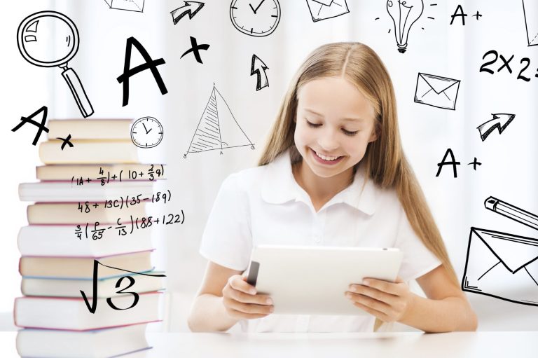 Mädchen mit Tablet, umgeben von Schulbüchern und Lernsymbolen wie Grafiken und Notizen.